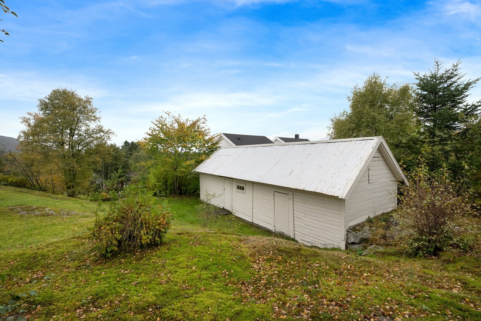 I tillegg til eneboligen står det et stort og praktisk uthus på tomten. Galleribilde