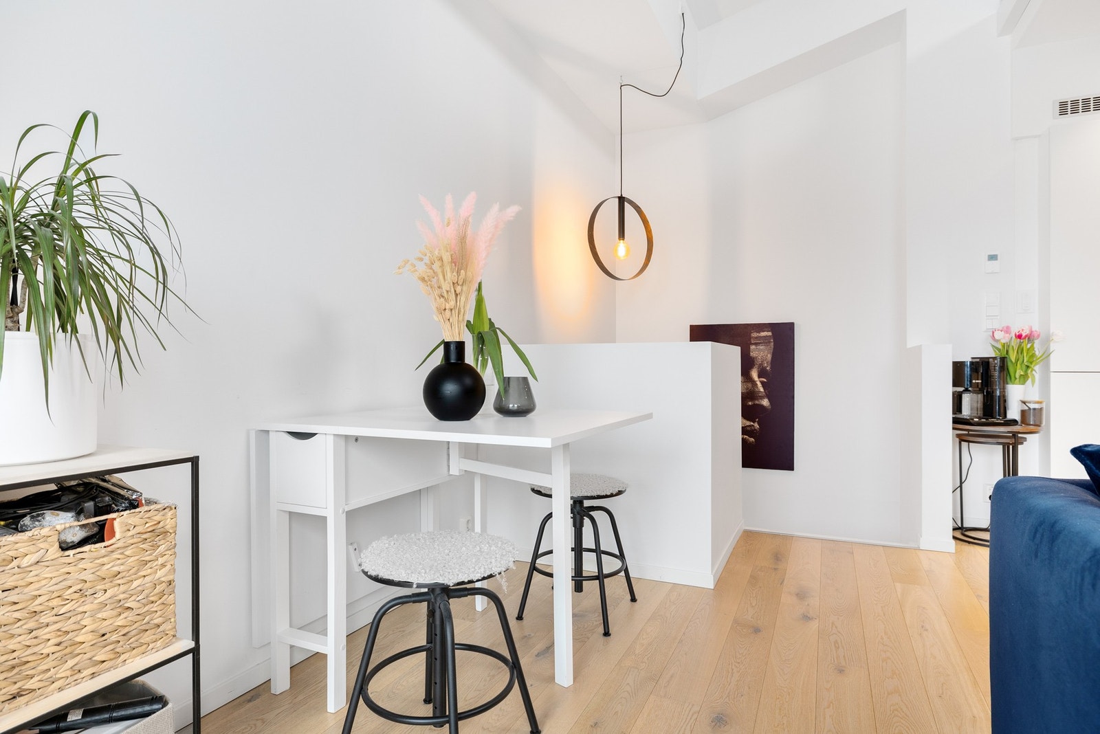 Dagens eier har også en praktisk møblering som gir plass til et spisebord i stuedelen. Galleribilde