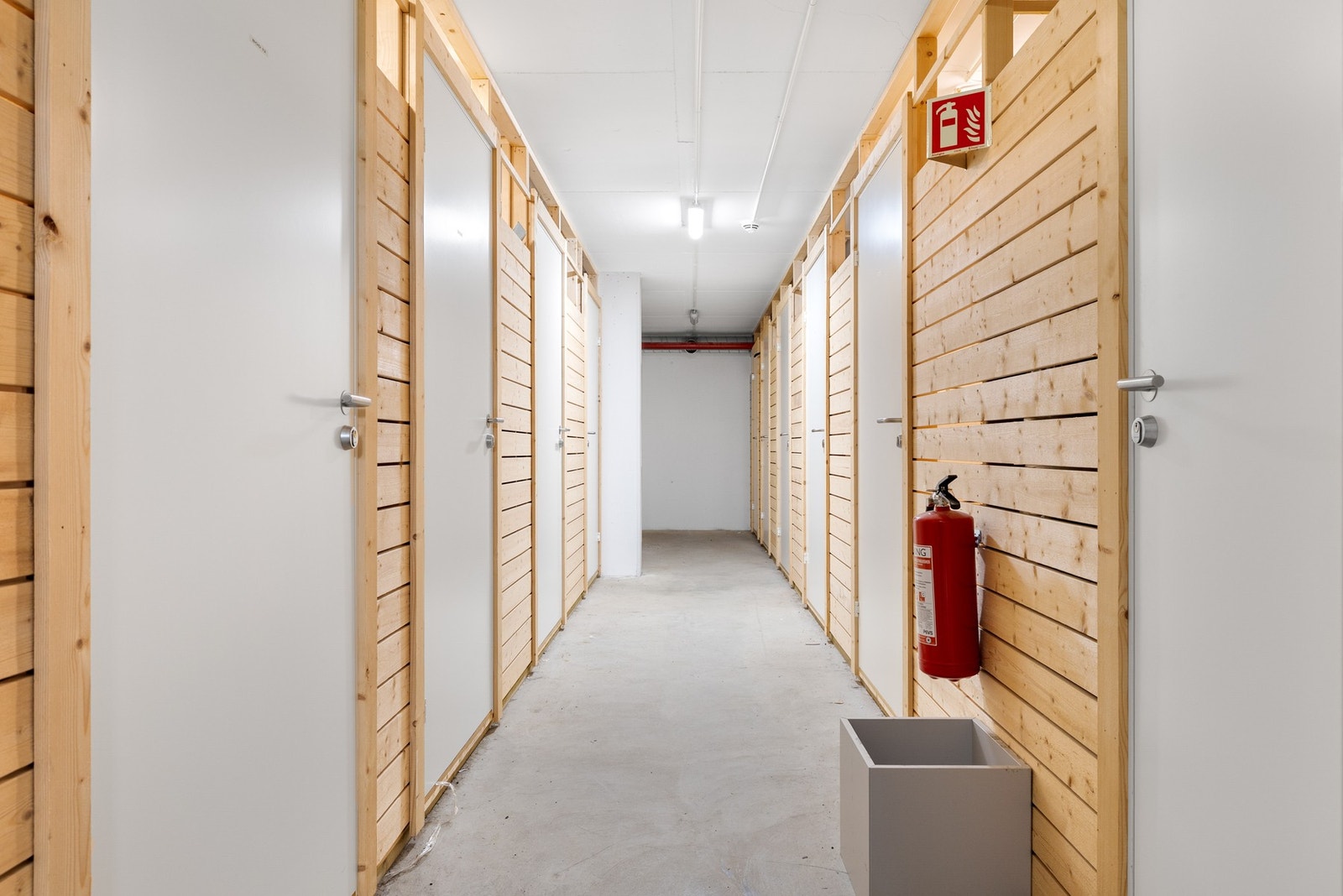 Praktisk bod i parkeringskjeller. Galleribilde