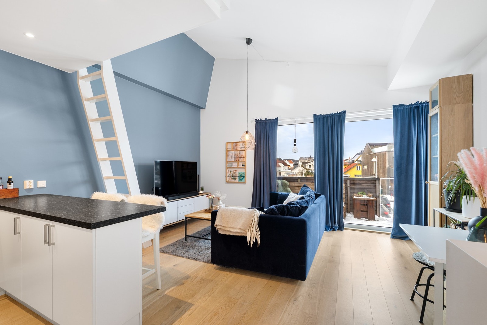 Nydelig stue med utgang til balkong. Galleribilde