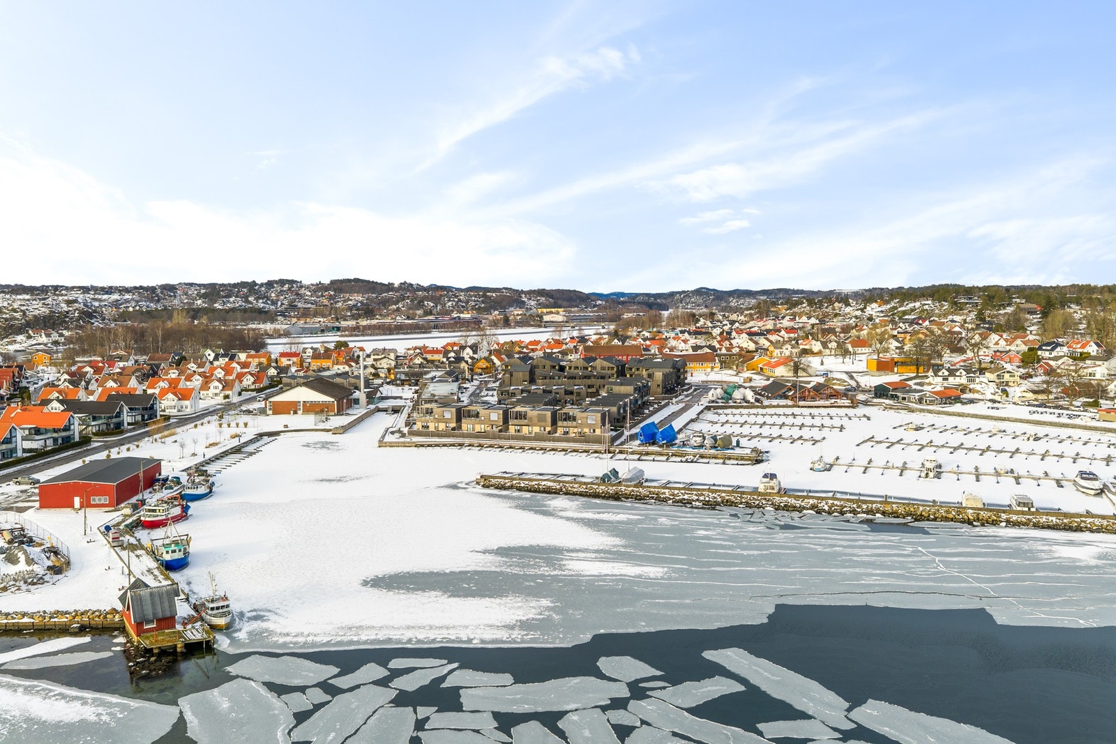 I nærheten av boligen finner du både badeplass og beachhåndballbane. Galleribilde