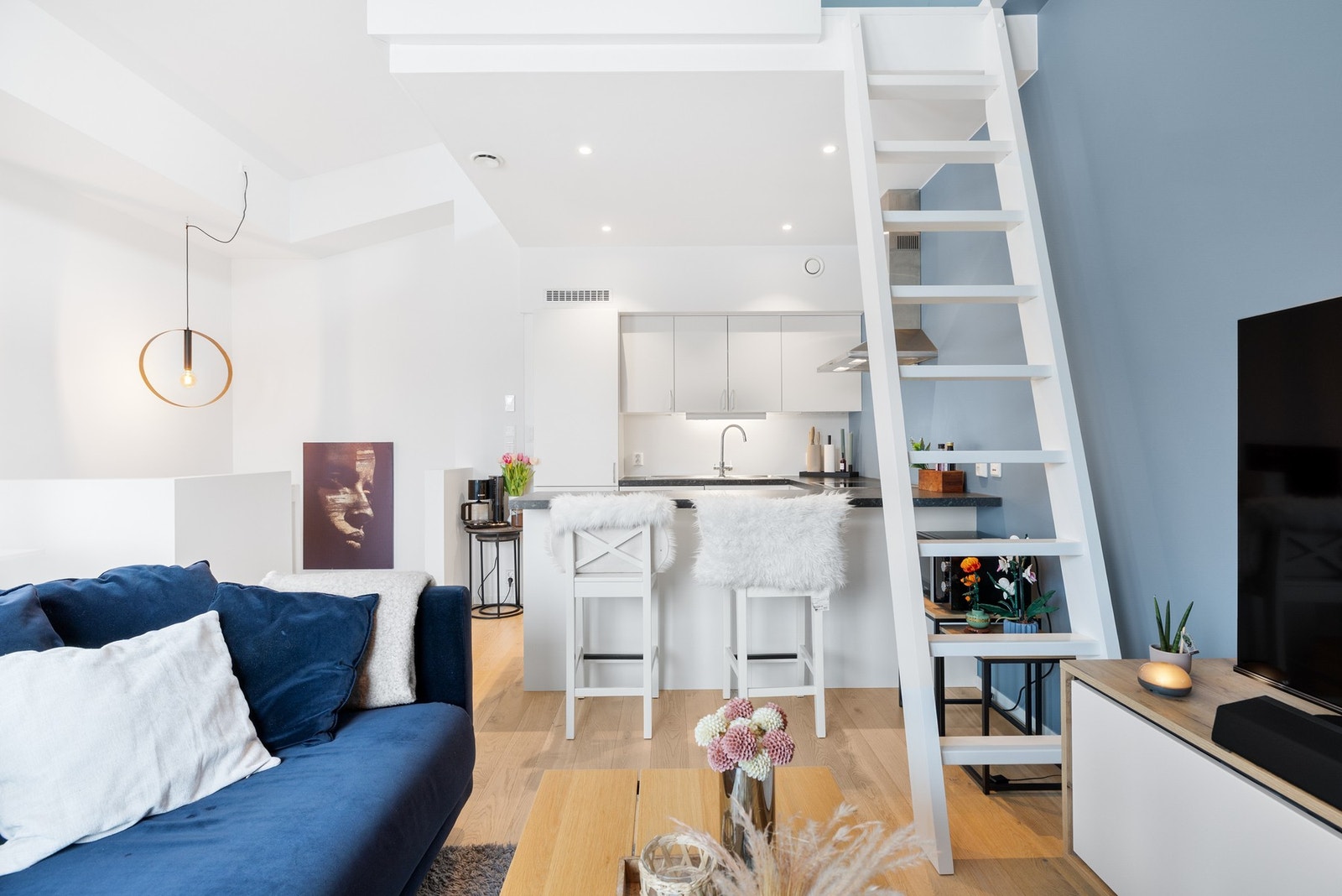 Kjøkken har plass til et par barstoler slik at man kan spise ved kjøkkenet. Galleribilde