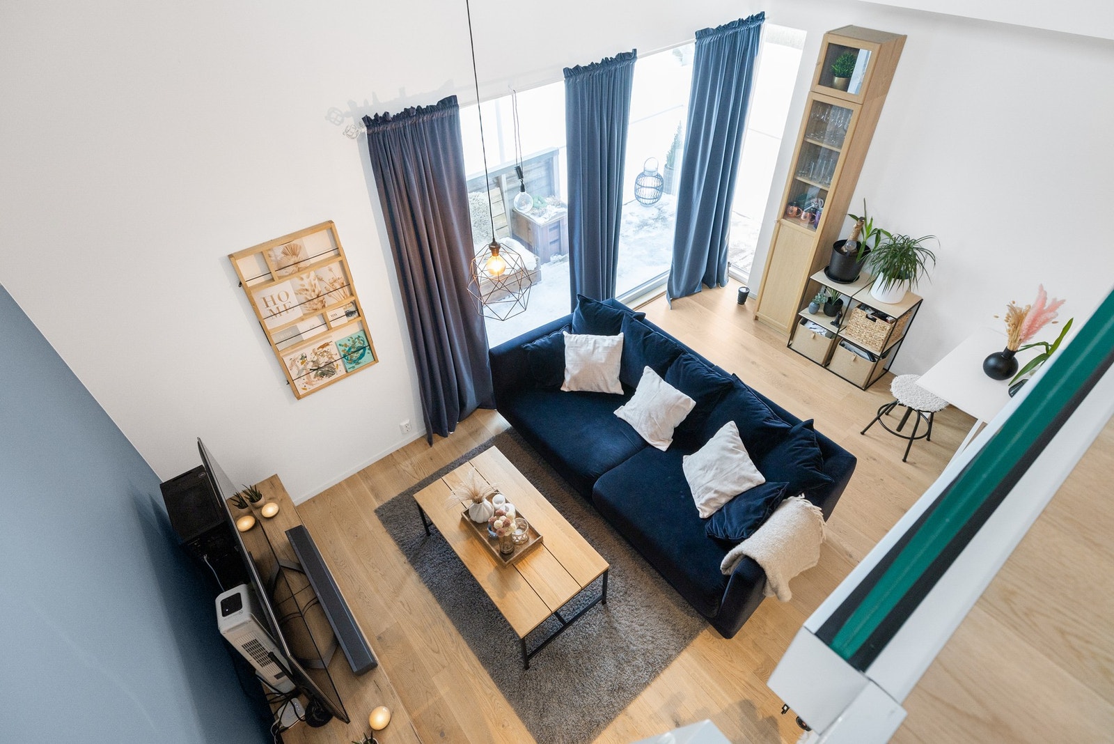 Innbydende stue med naturlig lys og behagelig atmosfære. Boligen ligger på ende så her får man ekstra lys inn i stuen. Galleribilde