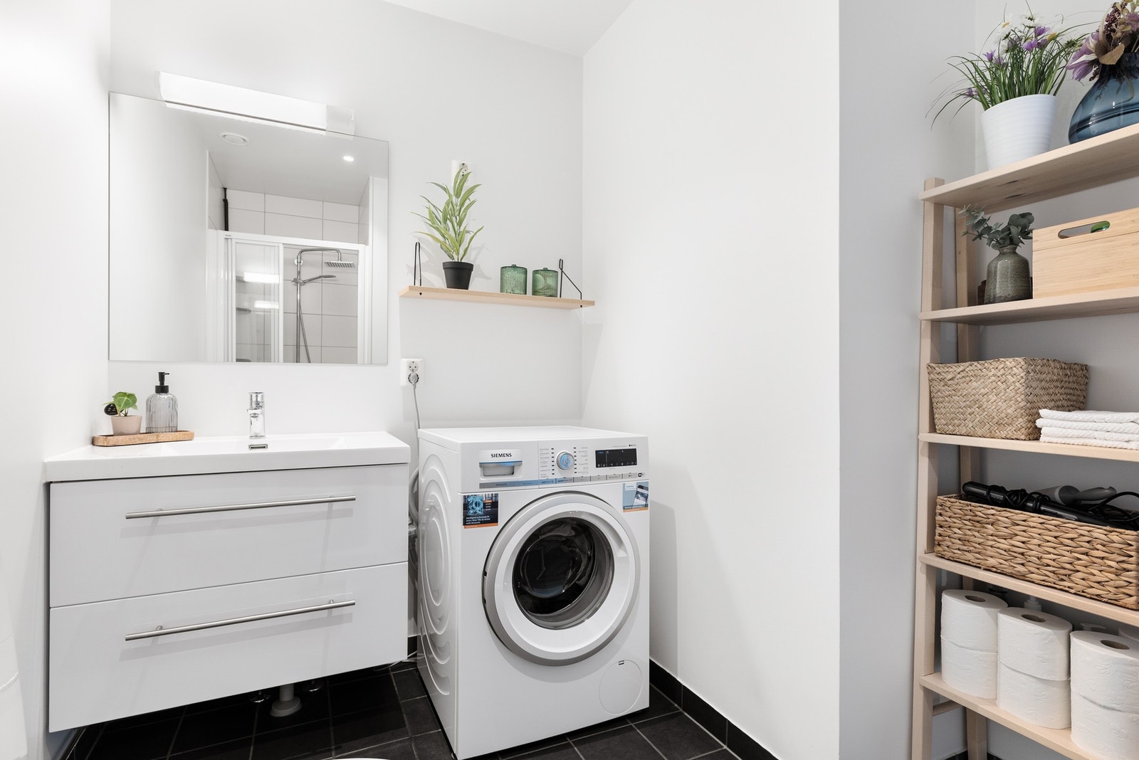 Praktisk bad med smarte oppbevaringsløsninger, vaskemaskin og dusj. Galleribilde