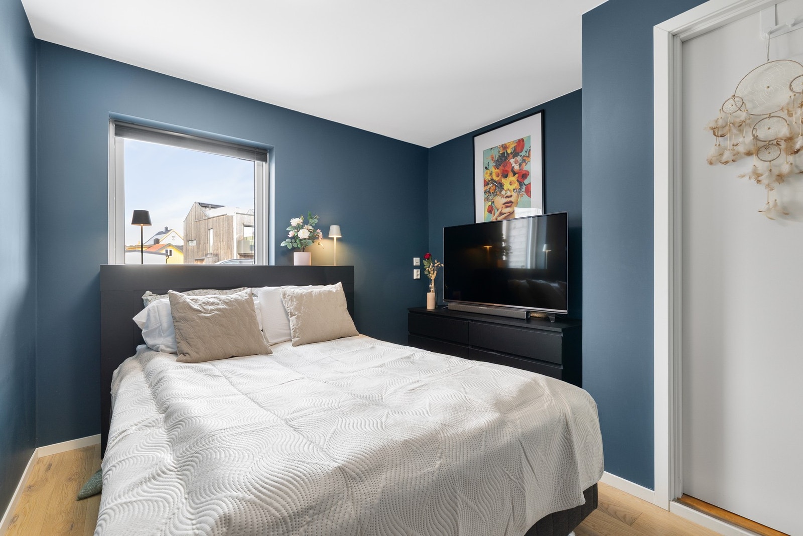 Innbydende soverom med moderne uttrykk. Plass til dobbeltseng og garderobe. Galleribilde