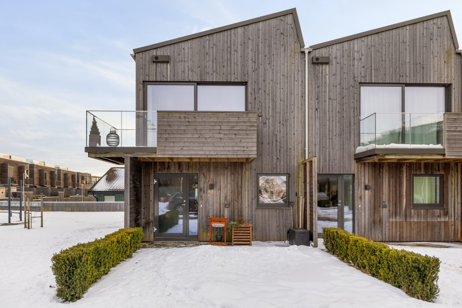 Rekkehusleiligheten går over to plan. Den ligger på enden og har dermed større balkong, mer lys, utsikt og sol. Galleribilde