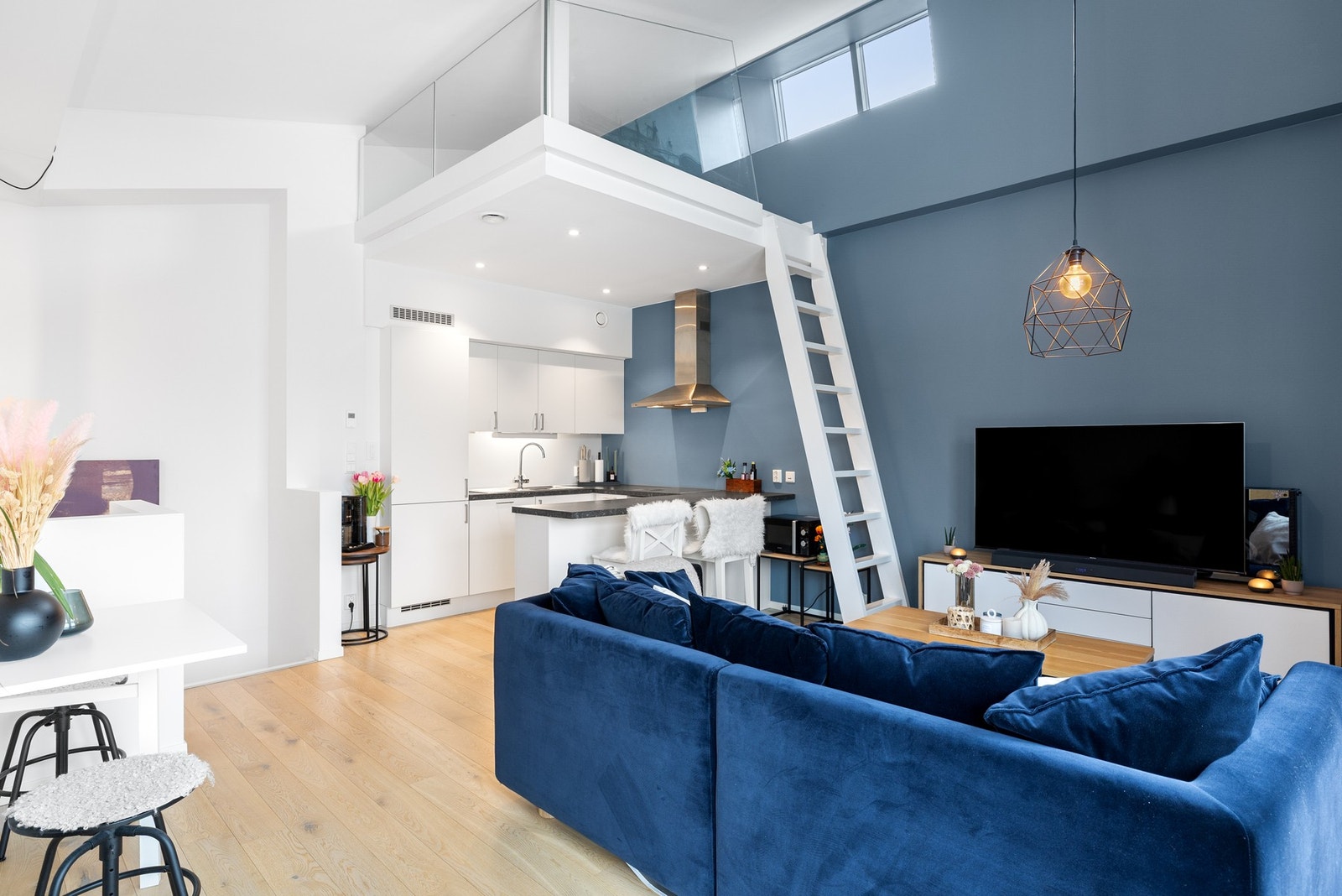 Over kjøkkenet er det etablert en hems. Her kan det være fine muligheter for den kreative. Det er også vinduer på denne delen. Galleribilde