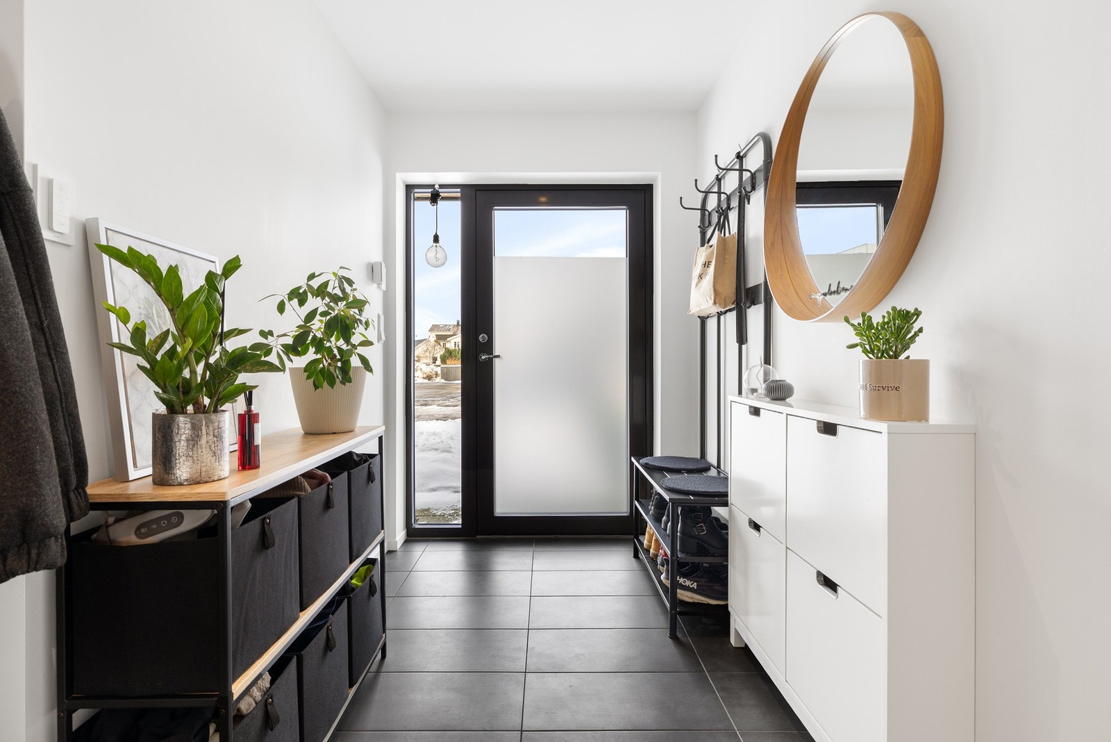 Lys og luftig gang med plass til klær og sko. Galleribilde