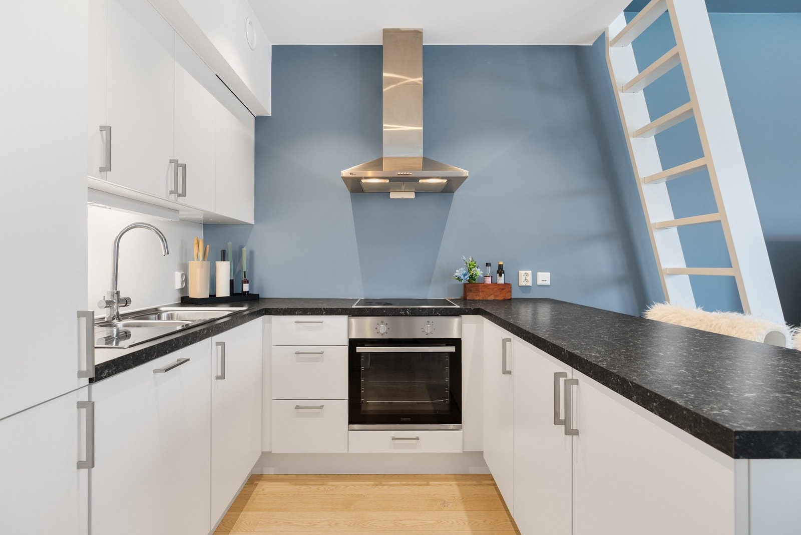 Lyst og fint kjøkken med åpen løsning til stuen. Hvitevarer følger med boligen. Galleribilde