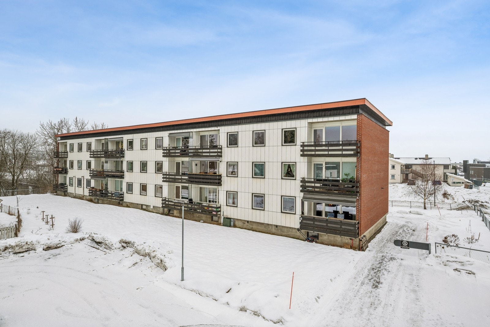 Leiligheten har en svært attraktiv beliggenhet på Nesbakken/Jevnaker sentrum. Fra leiligheten er det kun 50 meter til Rema, apotek, vinmonopol og restaurant. Galleribilde