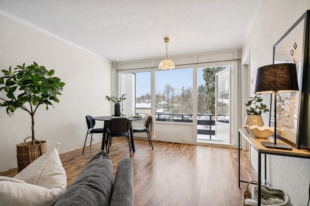 Store vindusflater som sørger for flott utsyn og godt med naturlig innlys på dagtid. Galleribilde