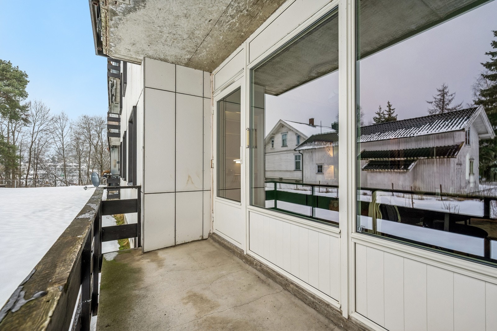 Sydvestvendt balkong med fri utsikt og fantastiske solforhold. Fra leiligheten er det kun 50 meter til Rema, apotek, vinmonopol og restaurant. Galleribilde