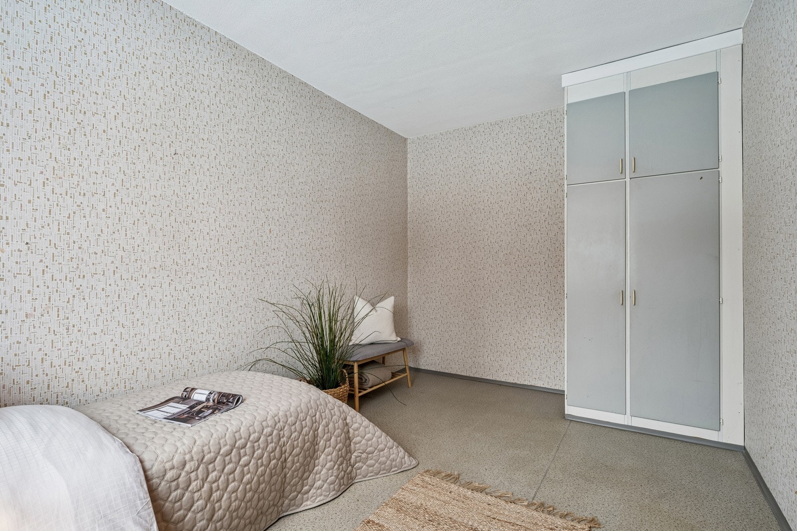 Soverom I - Soverommet har god plass til soveromsmøblement og er innredet med plassbygd garderobe. Galleribilde