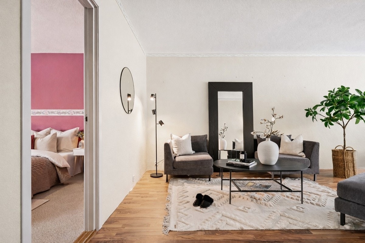 Romslig stue med god plass til stor sofagruppe, spisestue og tilhørende møblement. Galleribilde