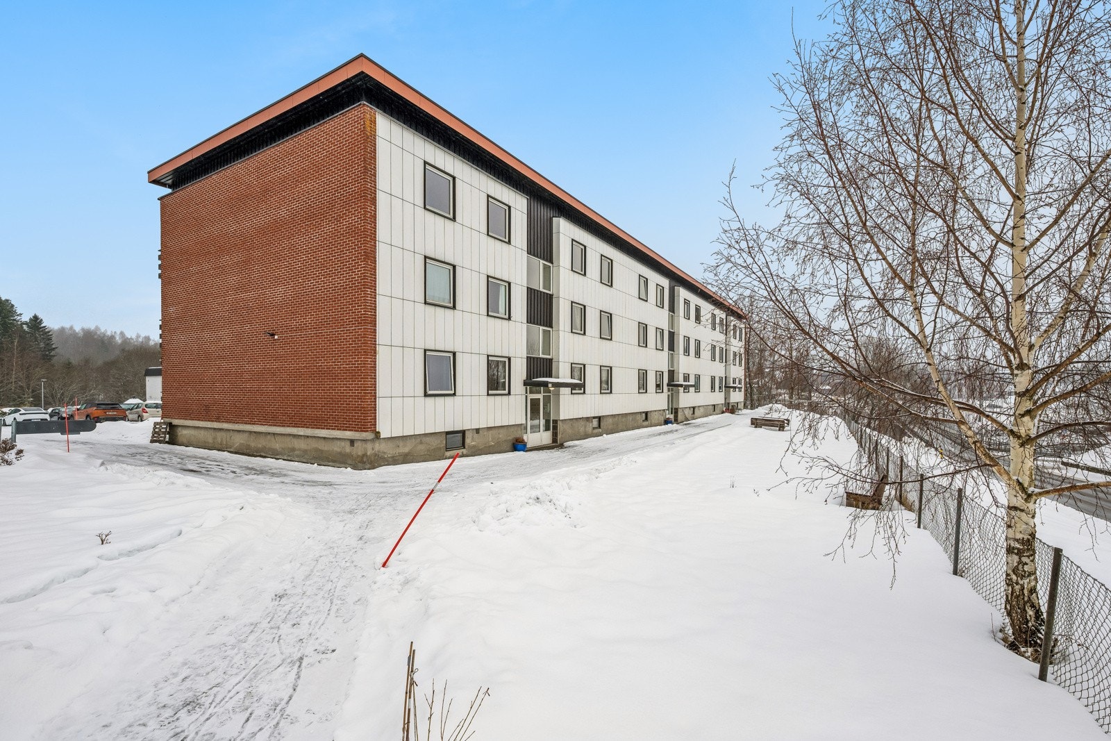 Sameiet har stor parkeringsplass med egne parkeringer til beboere, i tillegg mange gjesteparkeringer. Galleribilde