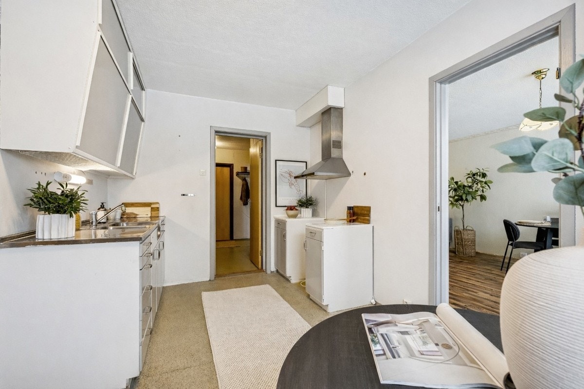 Romslig kjøkken med god plass til hyggelig spiseplass ved vindusposten. Galleribilde