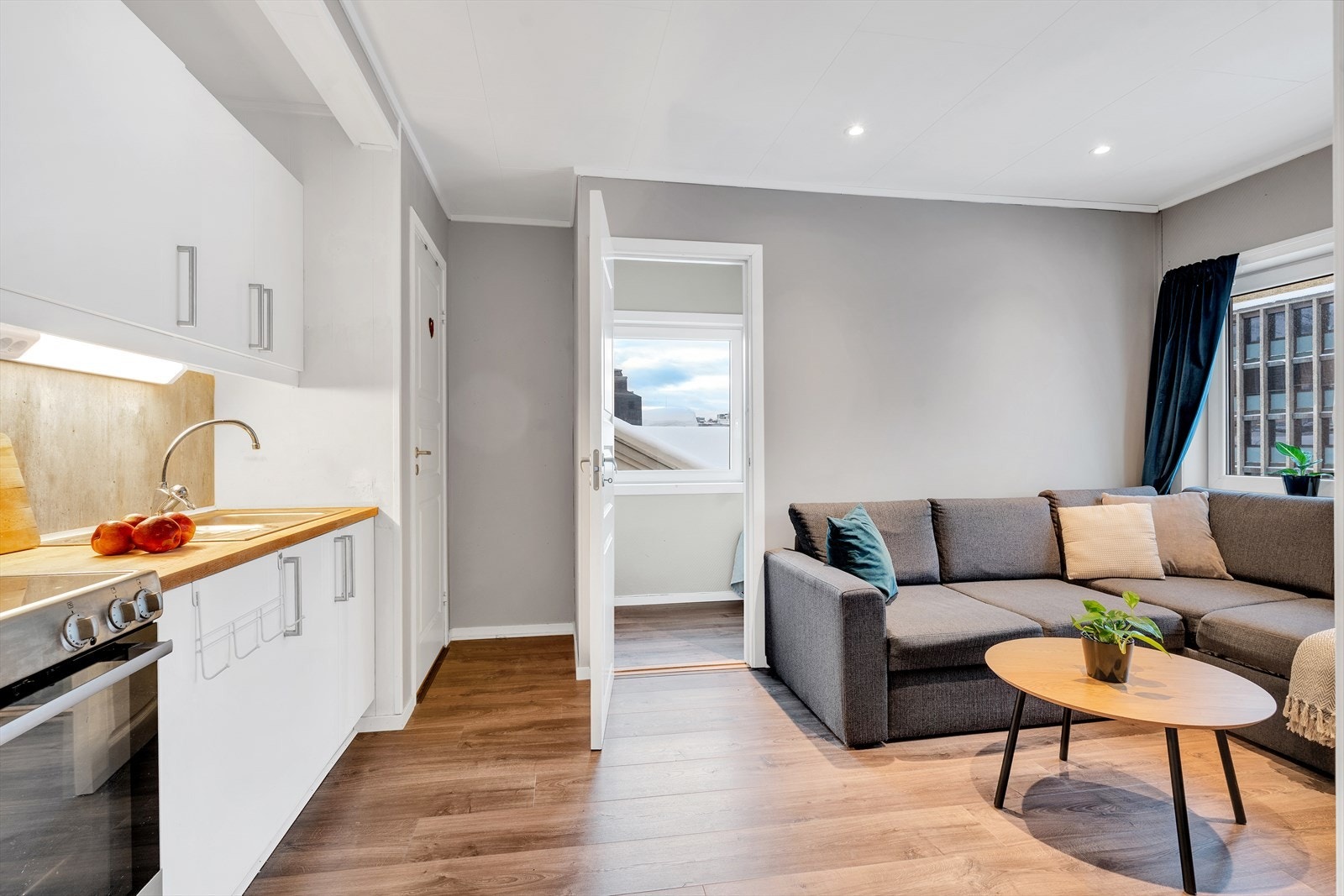 Stue og kjøkken i åpen løsning. Del av stuen har blitt omgjort til sovealkove - perfekt for når man har gjester på besøk! Galleribilde