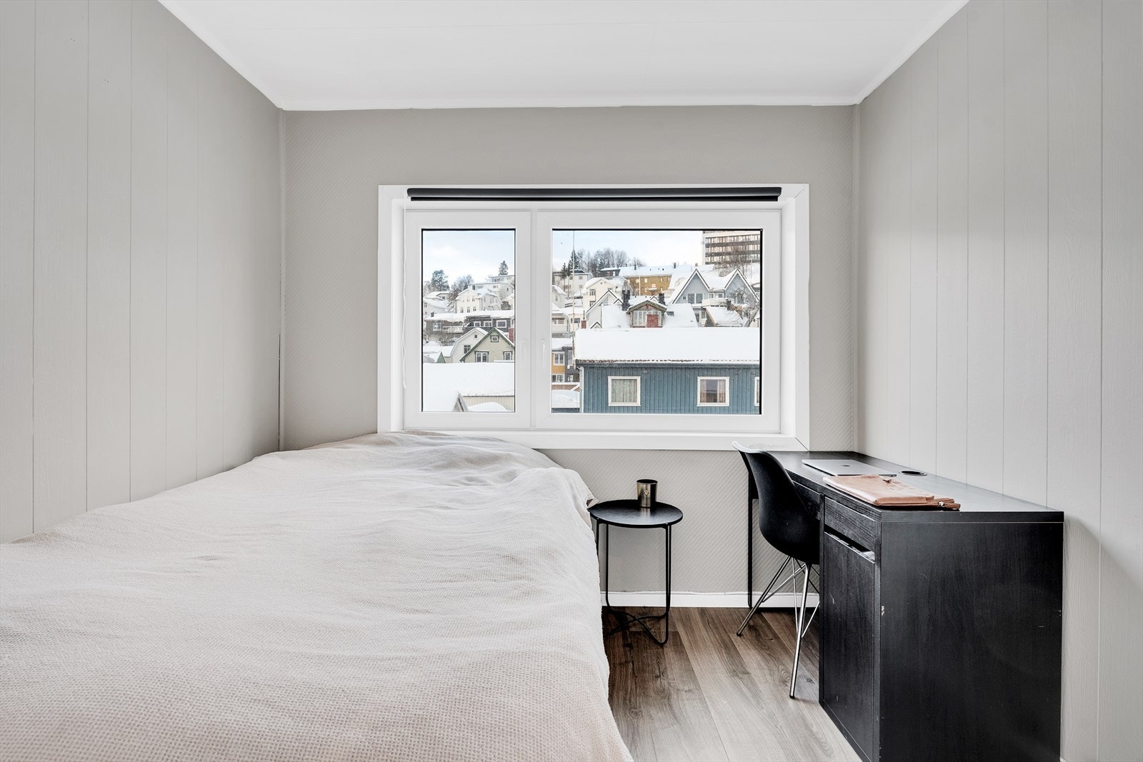 Romslig soverom med god plass til stor seng og annet ønsket møblement. Galleribilde