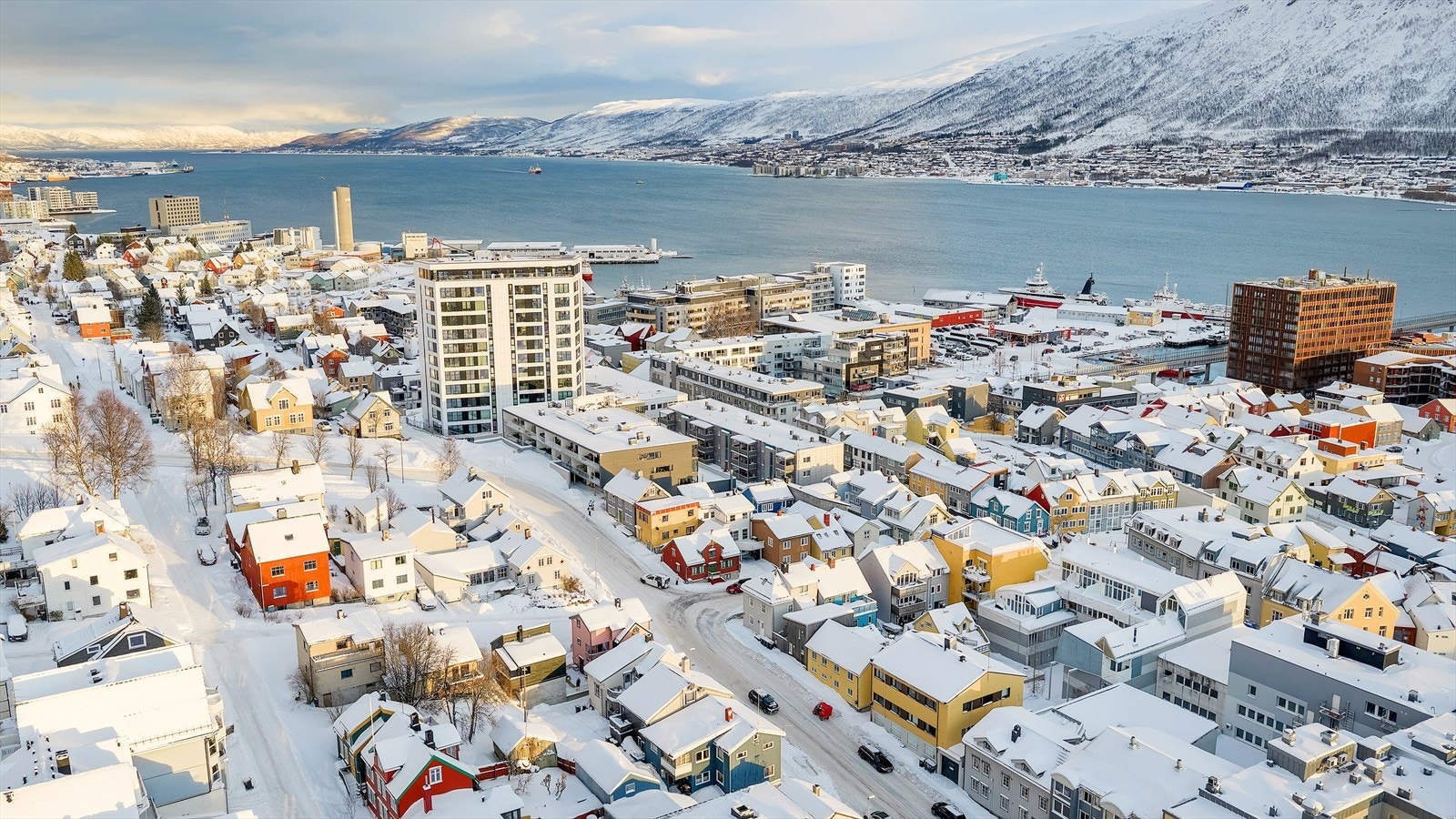 Busstoppet "Skippergata" like ved, med gode og hyppige forbindelser til alle byens knutepunkter, bla. UNN/UiT, Jekta og mye mer. Galleribilde