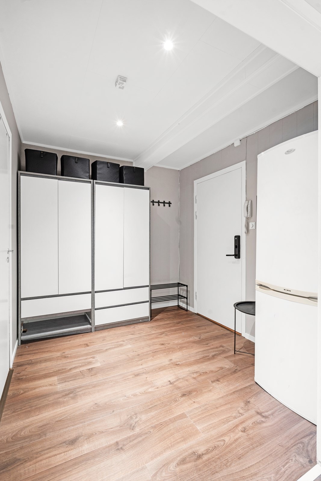 Stor entré med gode muligheter for garderobeløsninger etter eget ønske. Galleribilde