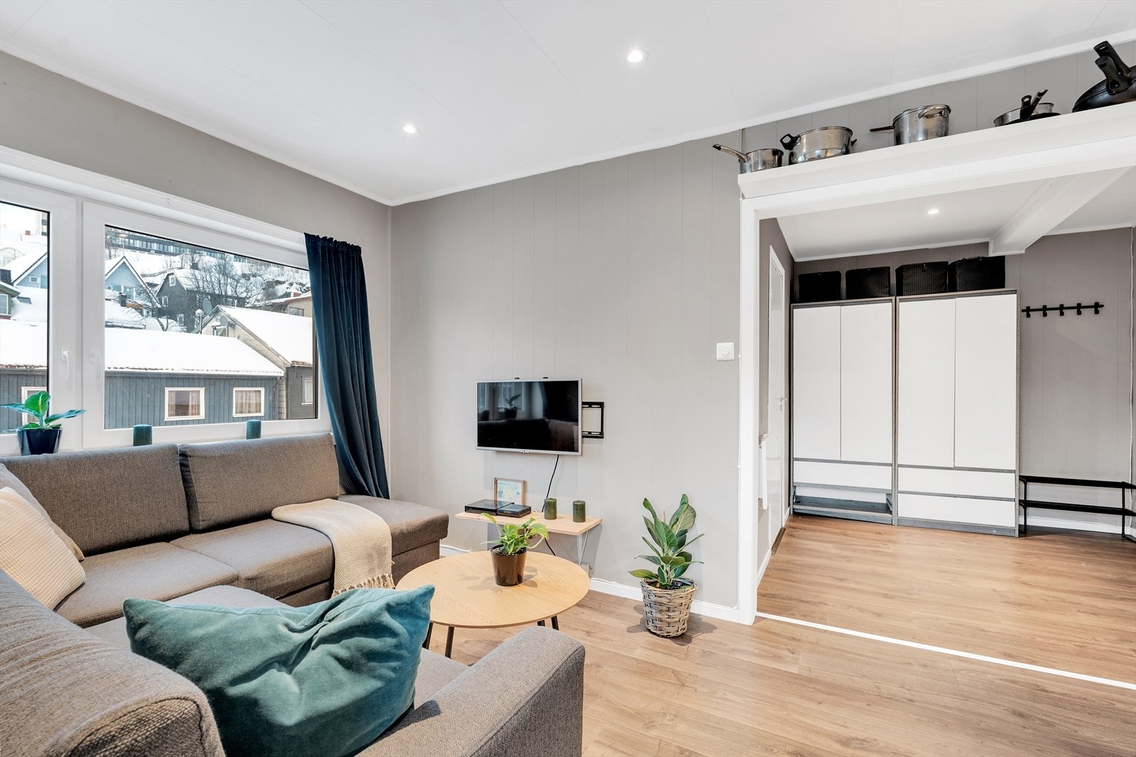 Åpen planløsning som sikrer et mer romslig og luftig preg. God plass til sofagruppe. Galleribilde