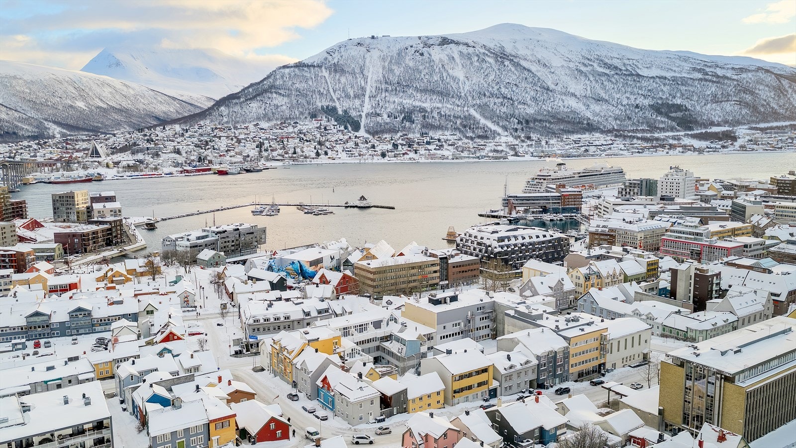 Her har du kort gangavstand til matbutikk, restauranter, barer, bibliotek, og mye mer! Galleribilde