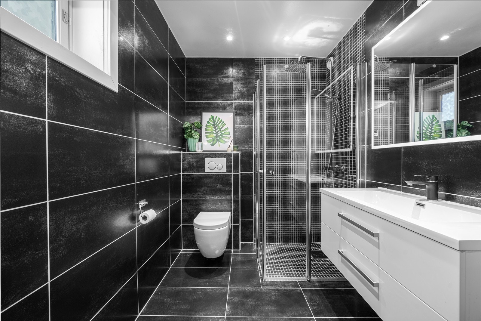 Her er det gulvvarme, vegghengt toalett og et nedsenket dusjhjørne med glassdører. Galleribilde