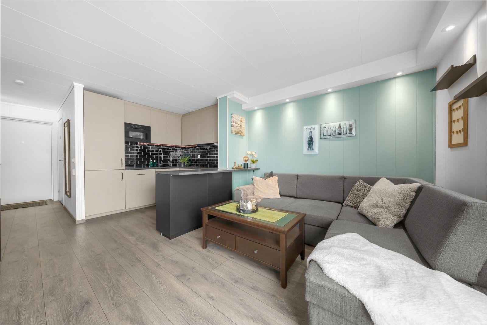 Den åpne løsningen mellom stue og kjøkken skaper en sosial og innbydende atmosfære. Galleribilde