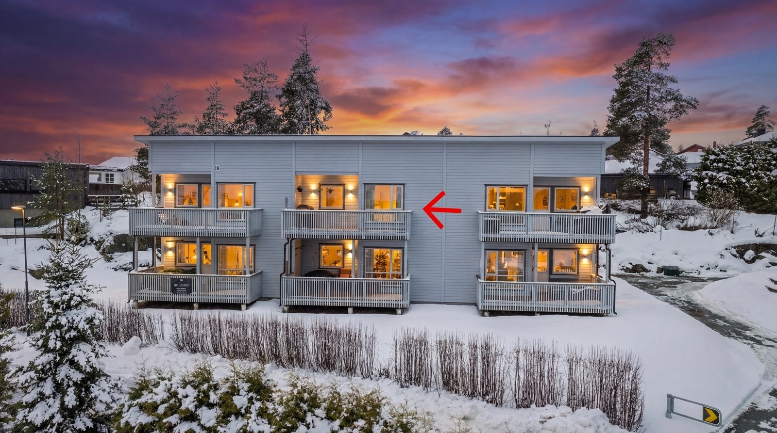 Flermannsbolig fra 2007 med fasader i malt liggende kledning. Borettslaget har utført jevnlig vedlikehold. Galleribilde