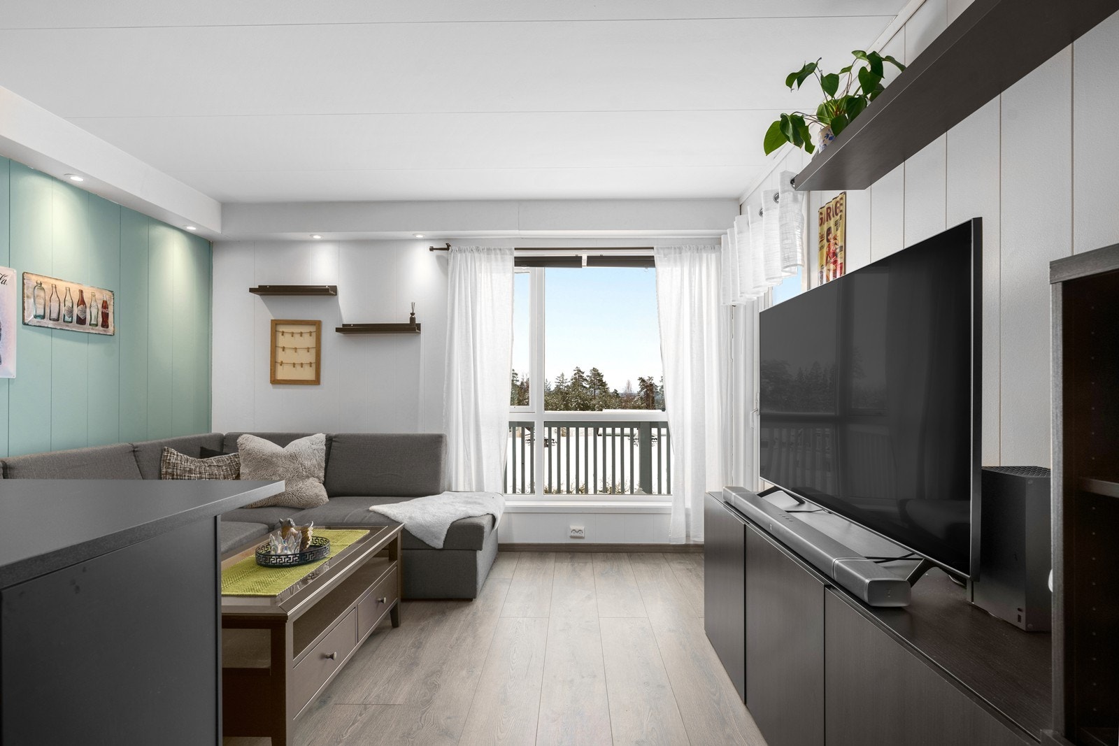 Store vindusflater gir godt med naturlig lys og en fin forbindelse til uteområdet. Galleribilde