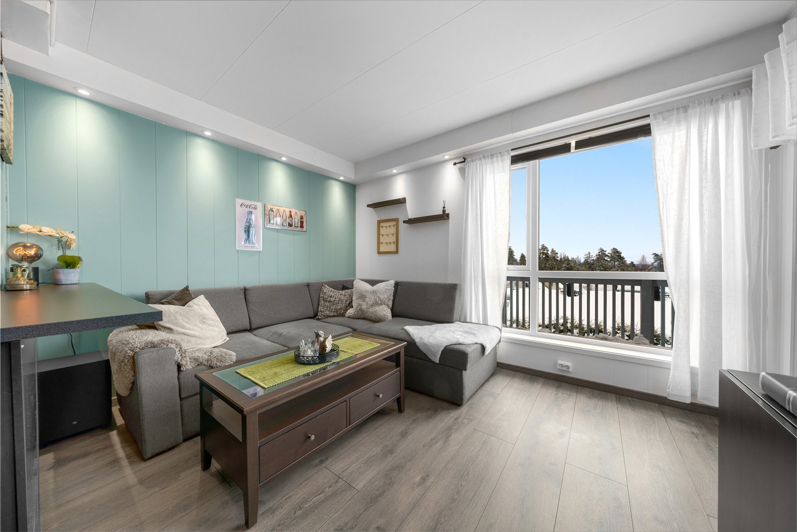 Stuen er et lyst og sentralt rom med åpen løsning mot kjøkkenet. Galleribilde