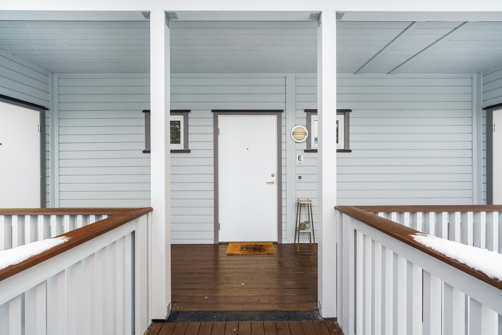 Adkomst til leiligheten i 2. etasje via en utvendig tretrapp med ståltrinn. Galleribilde