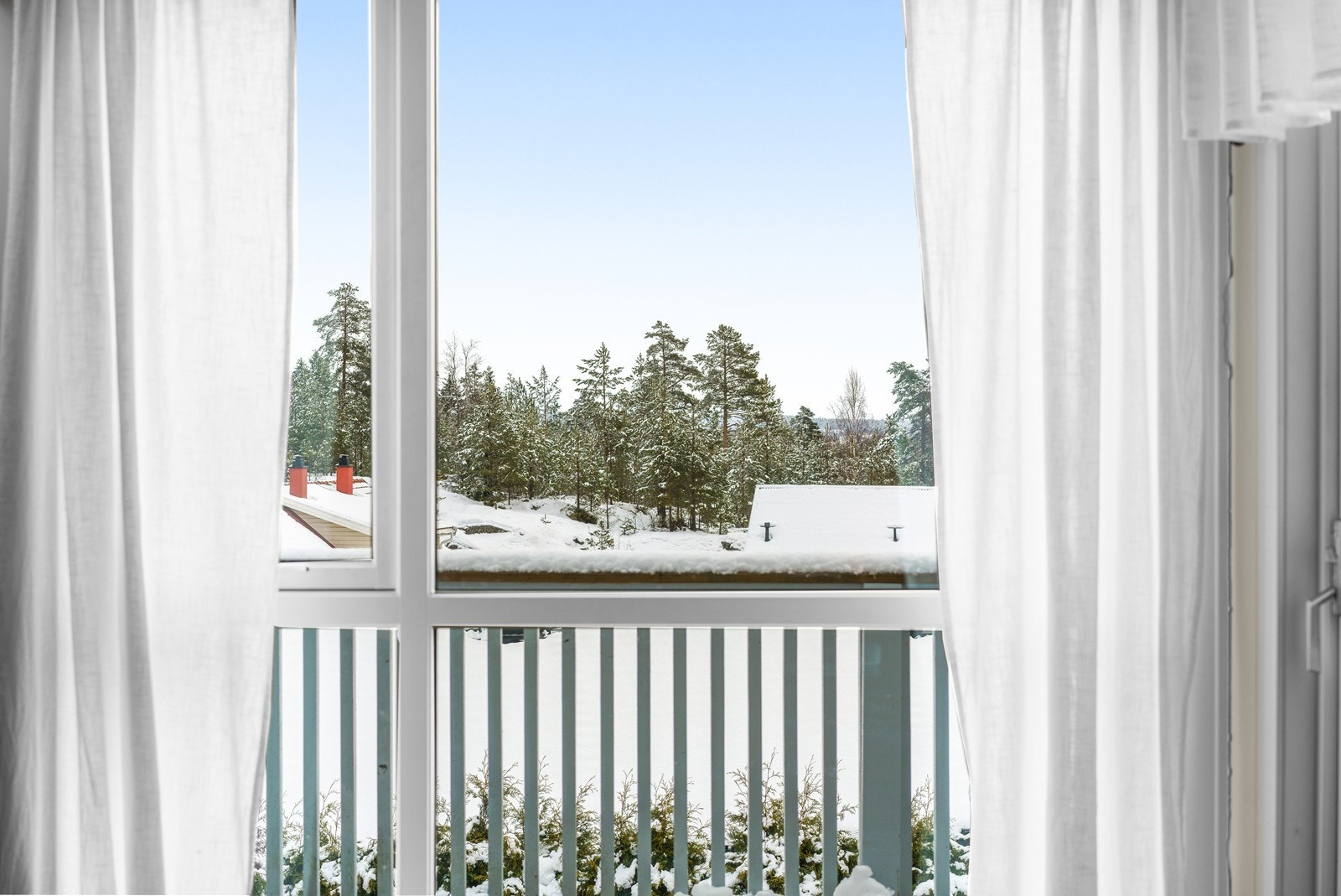 Nabolaget byr på umiddelbar nærhet til skog og mark, ideelt for tur og rekreasjon. Galleribilde