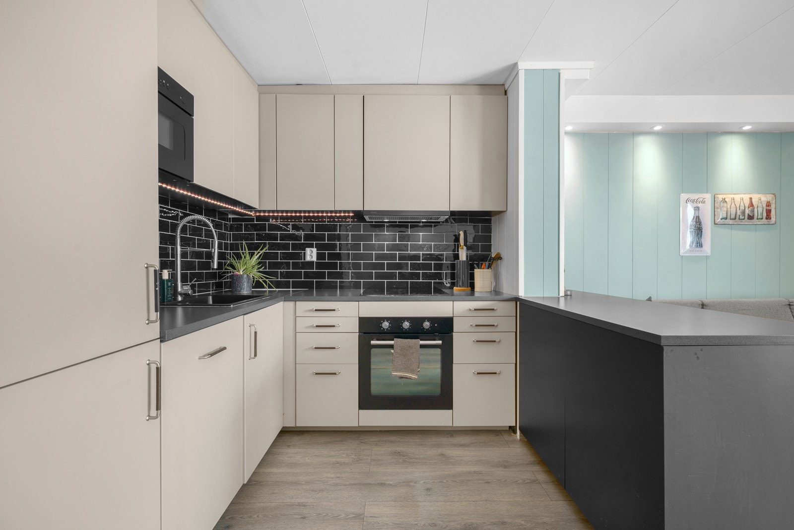 Kjøkkenet er utstyrt med integrert koketopp, komfyr, oppvaskmaskin og kjøl/frys. Galleribilde