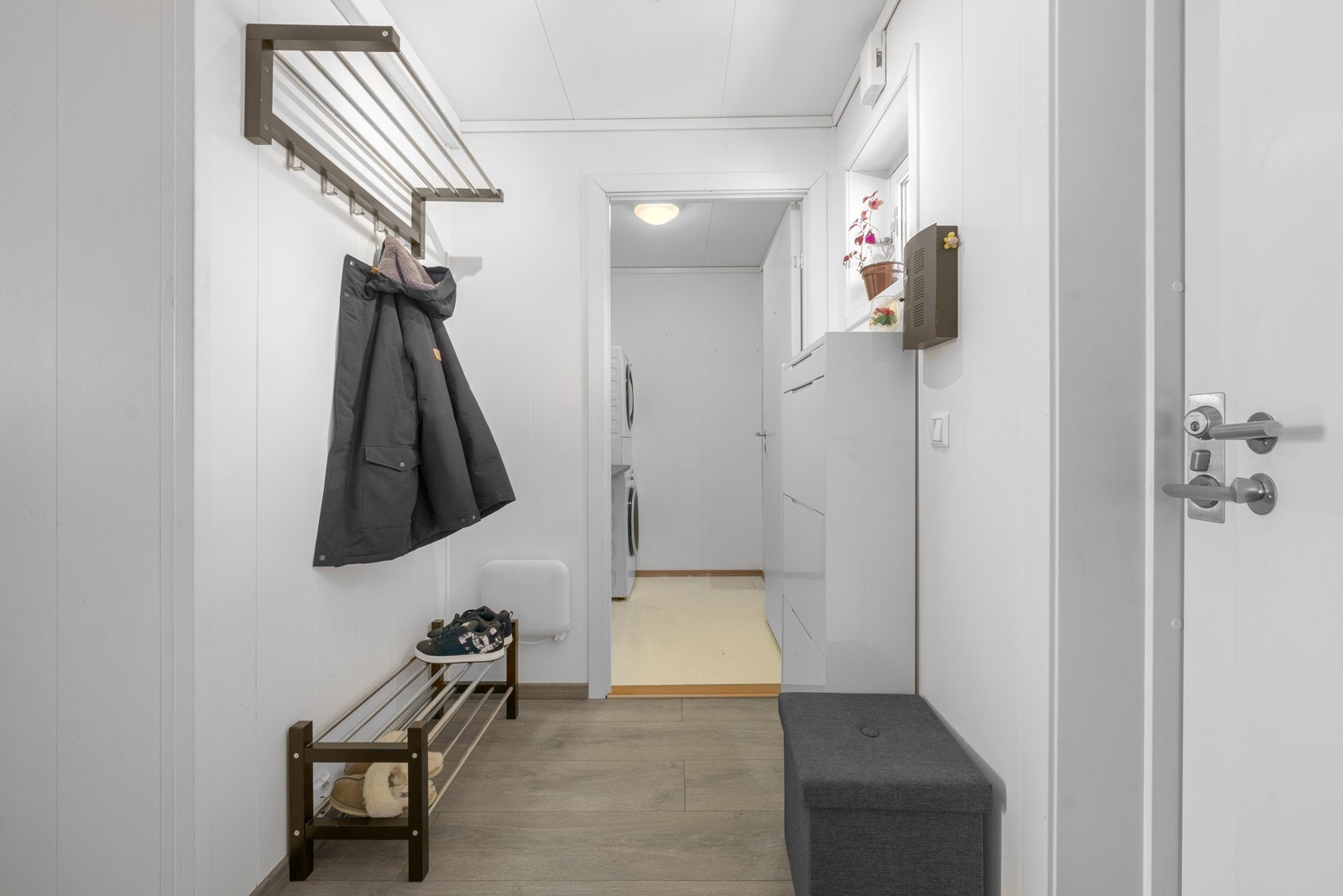 Fra gangen er det inngang til en praktisk innvendig bod som også fungerer som vaskerom. Galleribilde
