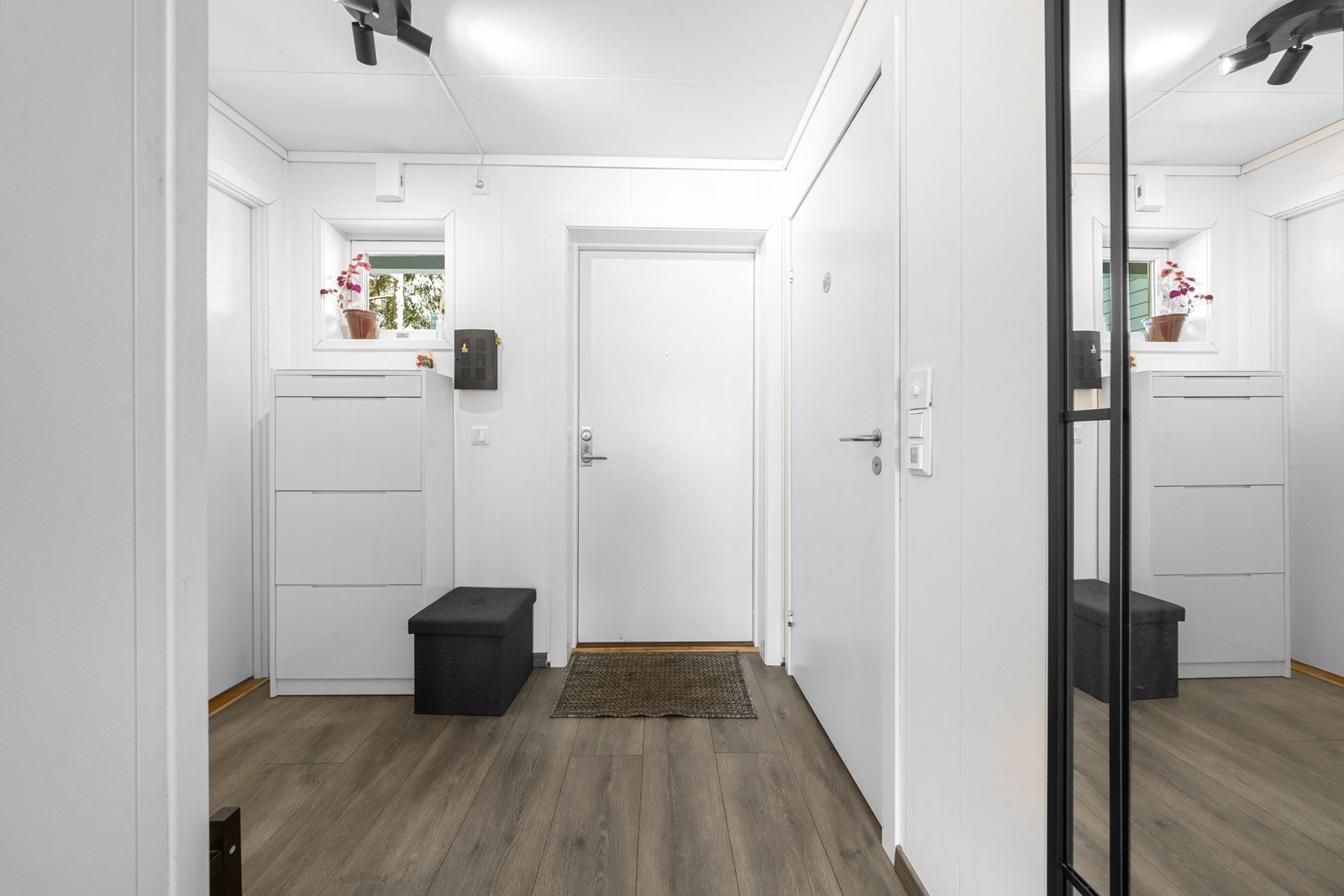 Gangen gir et godt førsteinntrykk og har plass til oppbevaring av yttertøy og sko. Galleribilde