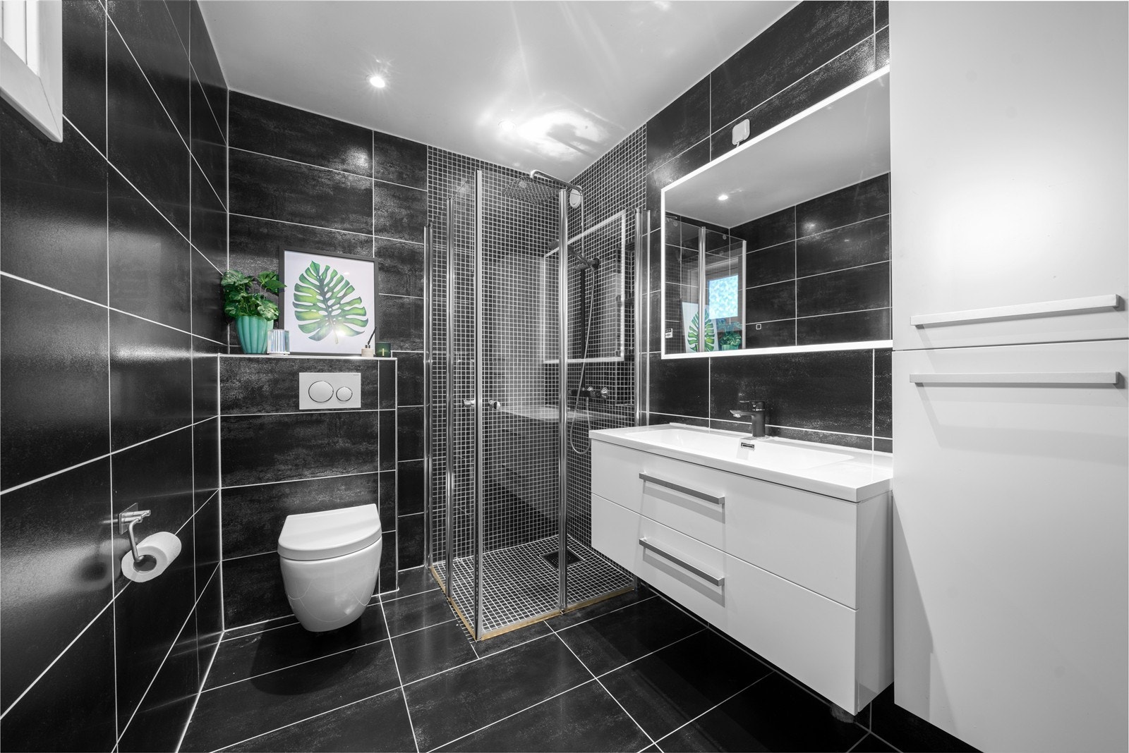 Badet ble pusset opp i 2021 og har keramiske fliser på gulv og vegger. Galleribilde