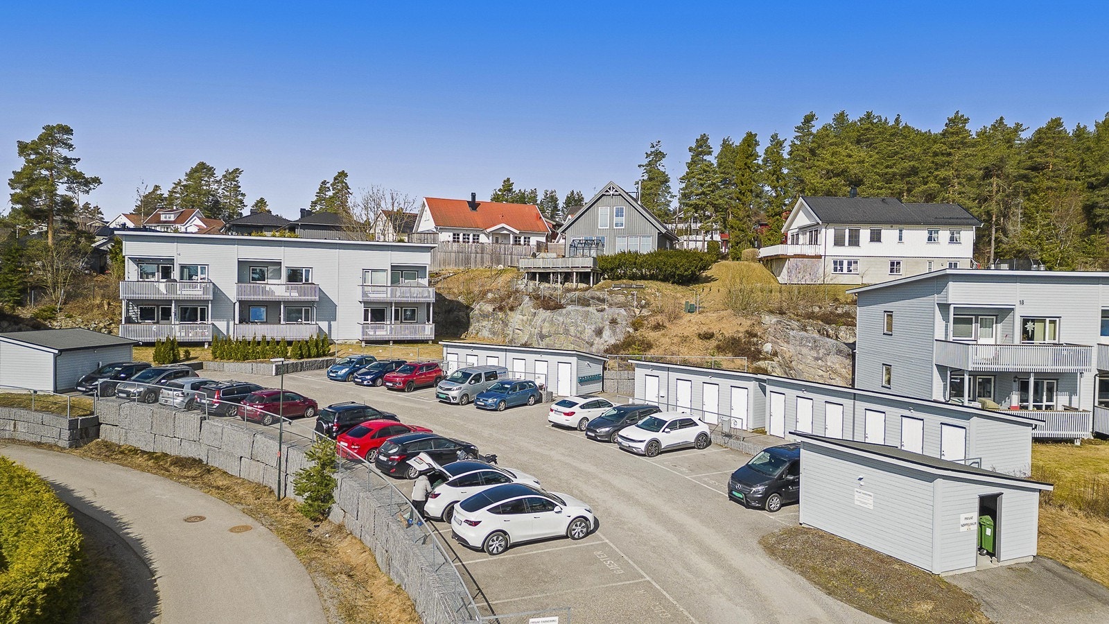 Leiligheten disponerer en fast biloppstillingsplass og en ekstern utebod på 5 m². Galleribilde