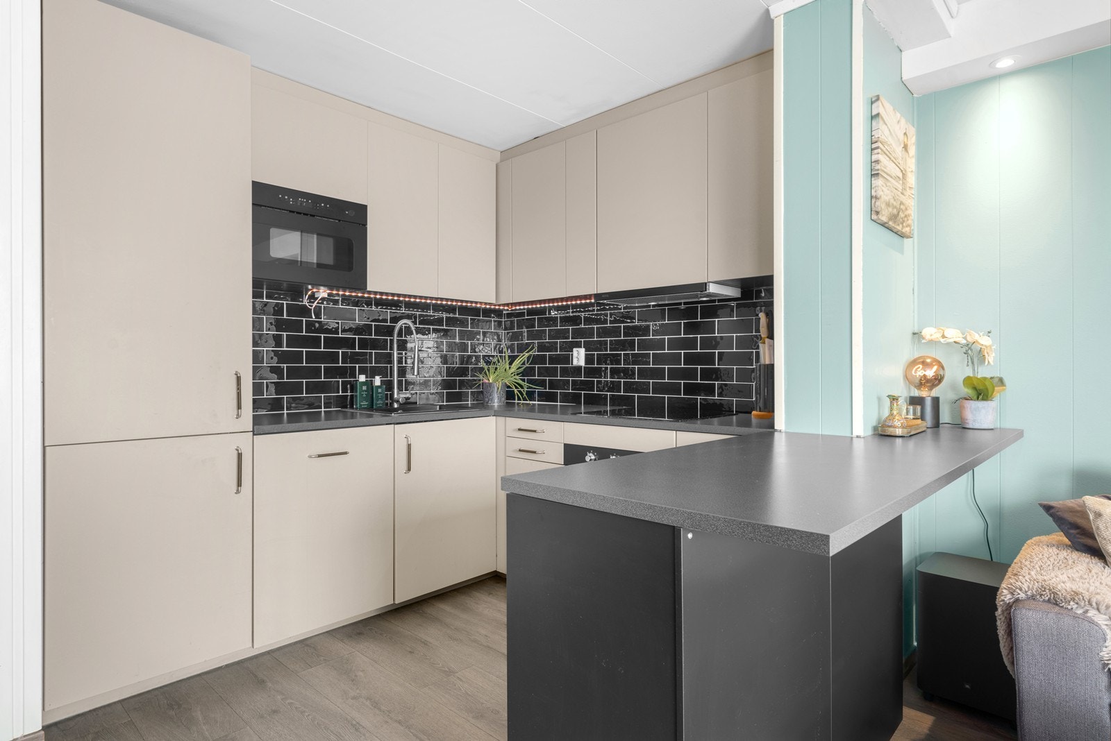 Kjøkkeninnredning med glatte fronter, laminat benkeplate og praktisk barløsning. Galleribilde