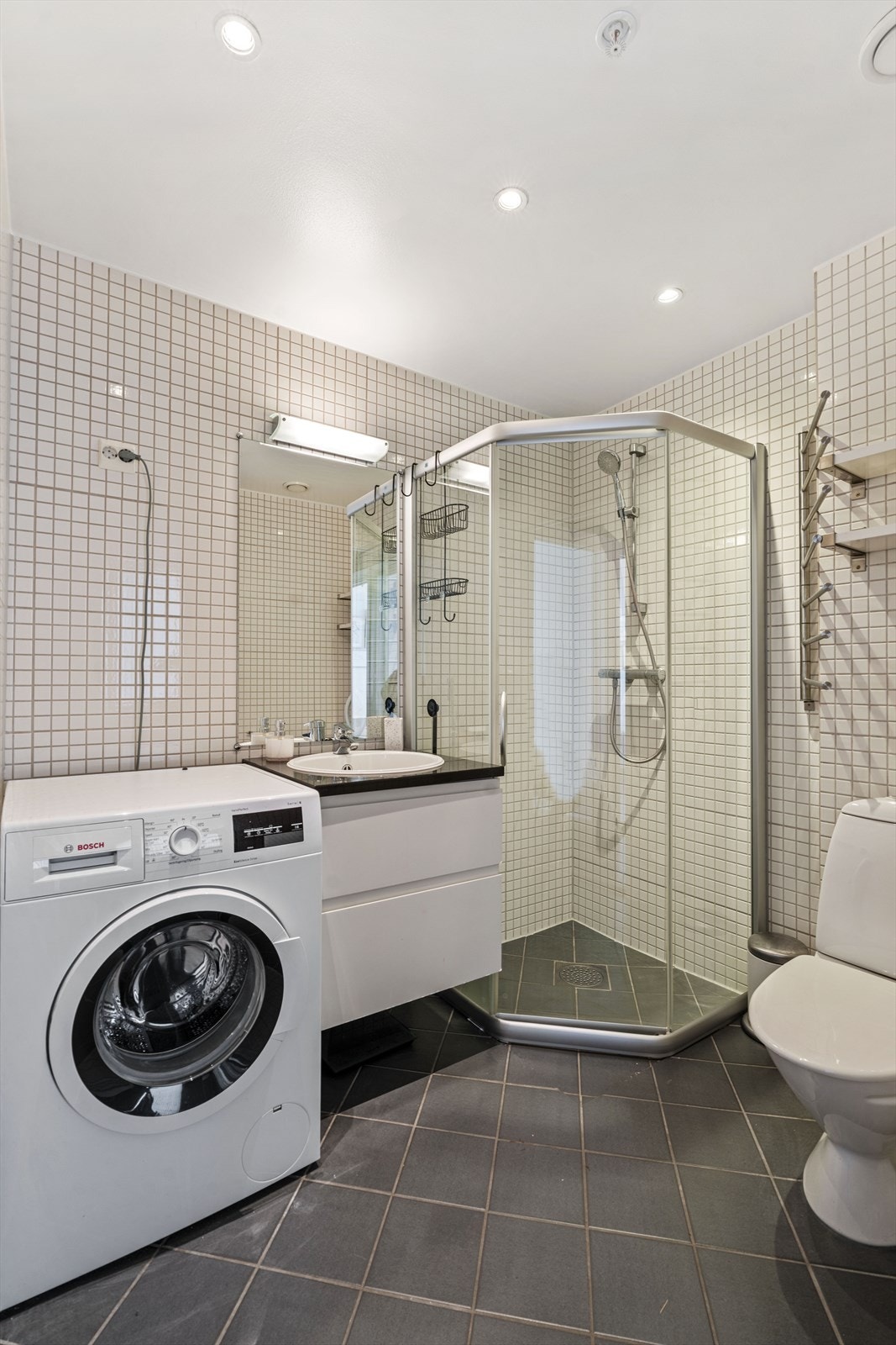 Bad med vaskemaskin Galleribilde