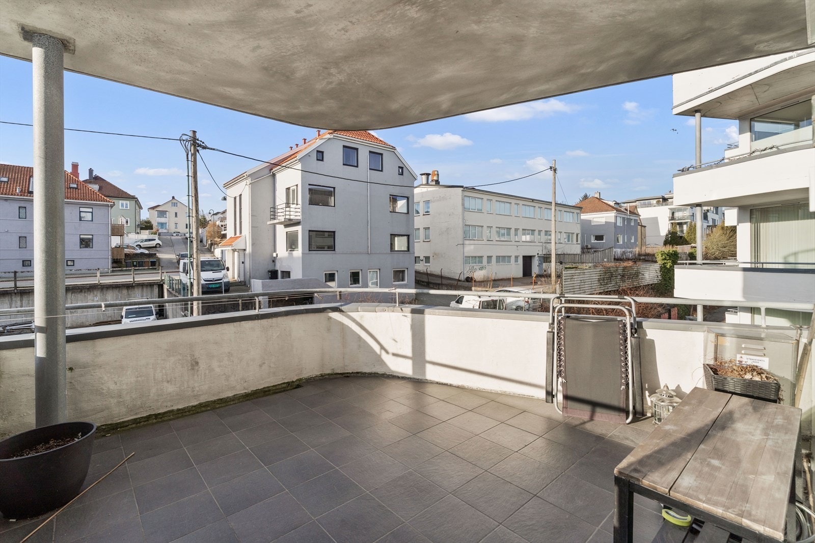 Flott uteområde med kveldsol Galleribilde