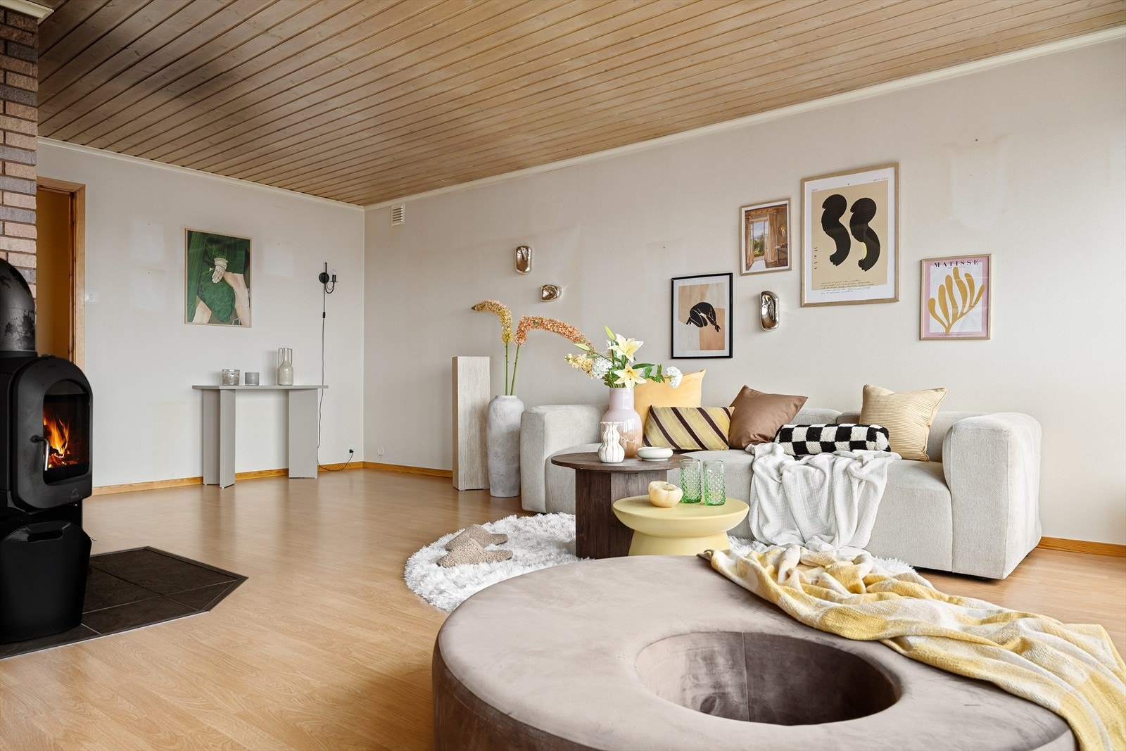 De store vindusflatene bidrar til godt lysinnslipp og en luftig romfølelse. Galleribilde