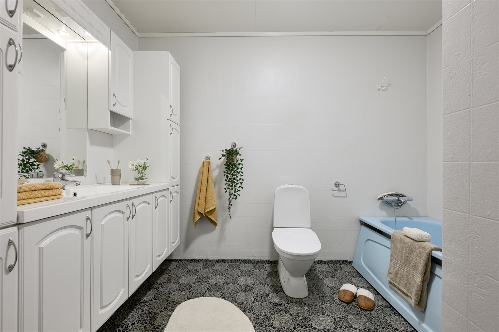 Rommet har praktiske og slitesterke overflater med våtromstapet på veggene, malt himling og vinylbelegg på gulv. Det er installert elektriske varmekabler Galleribilde