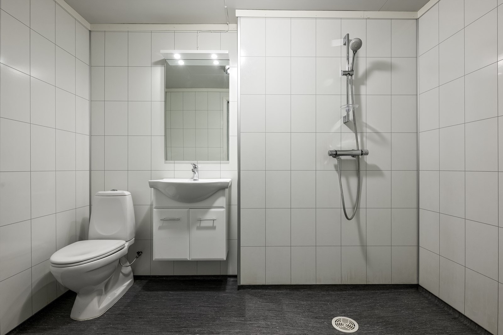 Romslig bad i kjeller Galleribilde