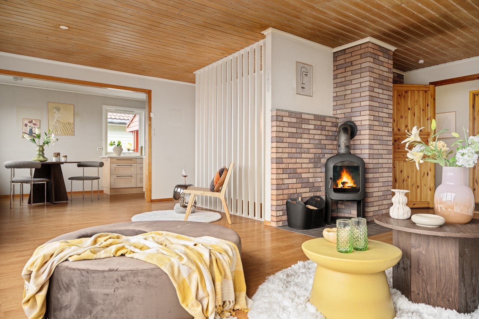 Stue og kjøkken i en åpen løsning - Peis som gir behagelig varme Galleribilde