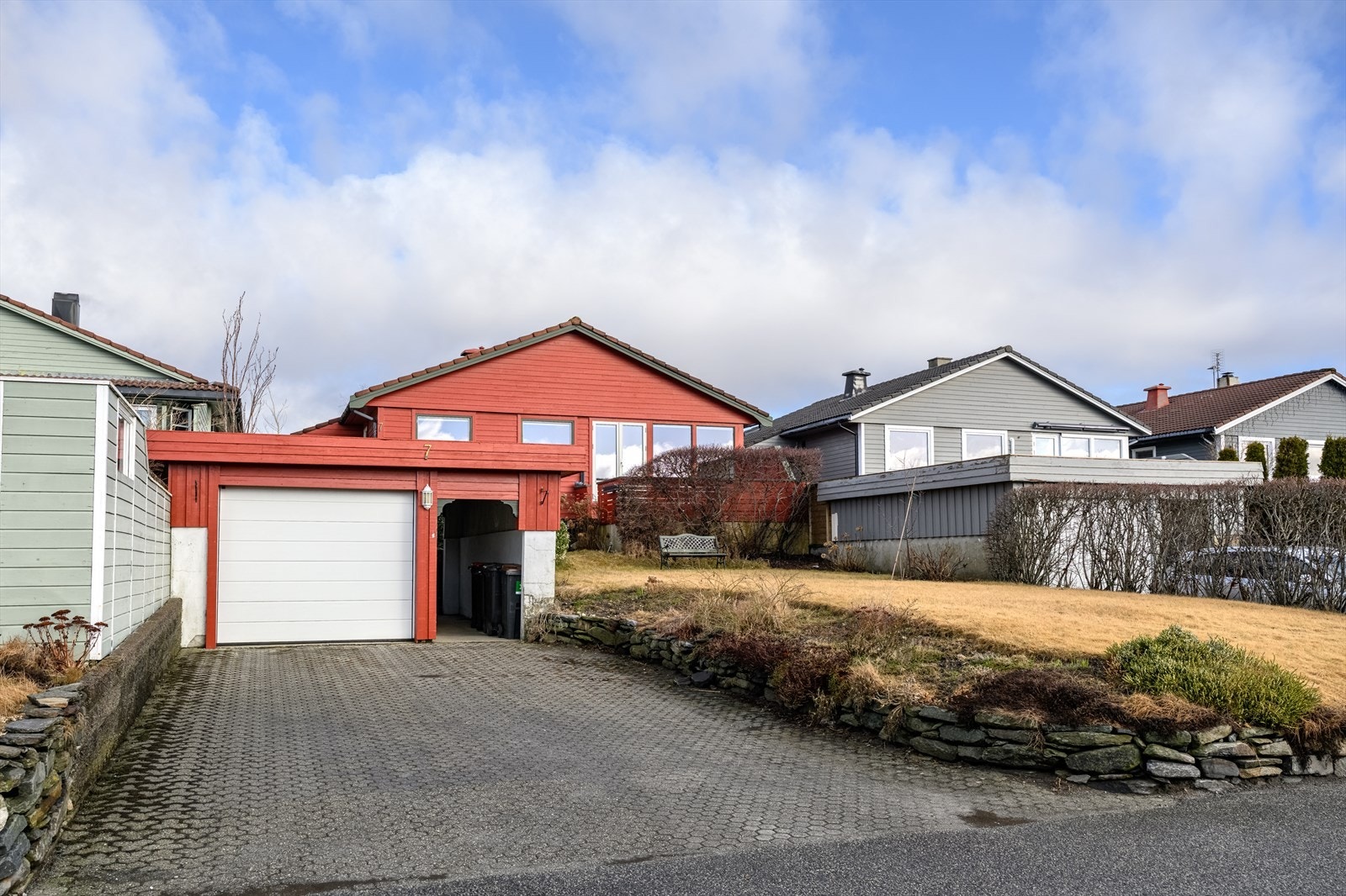 Parkering i garasje og gårdsrom Galleribilde