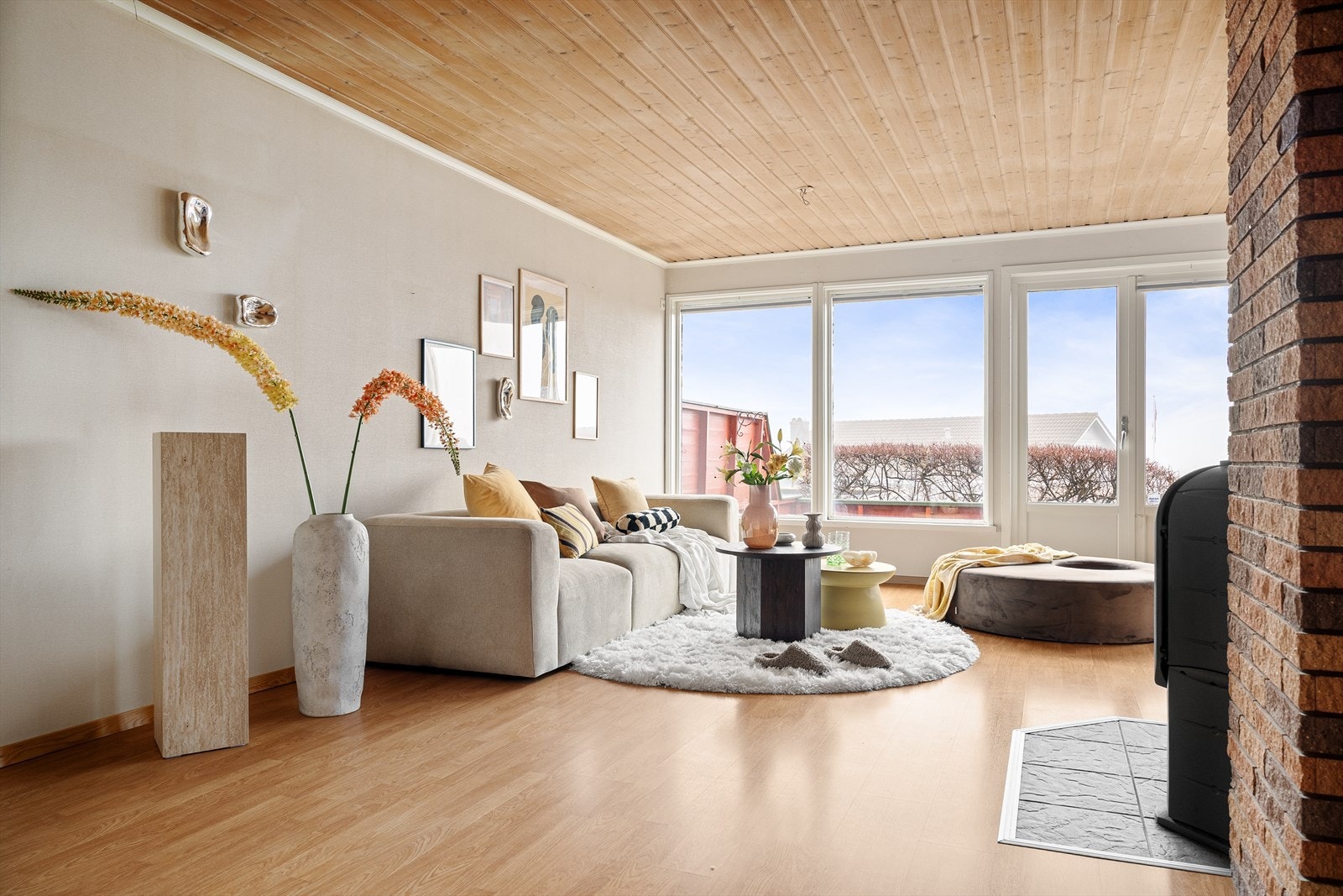 Velkommen inn! Stuen fremstår som et naturlig samlingspunkt med plass til både sofagruppe og spisebord Galleribilde