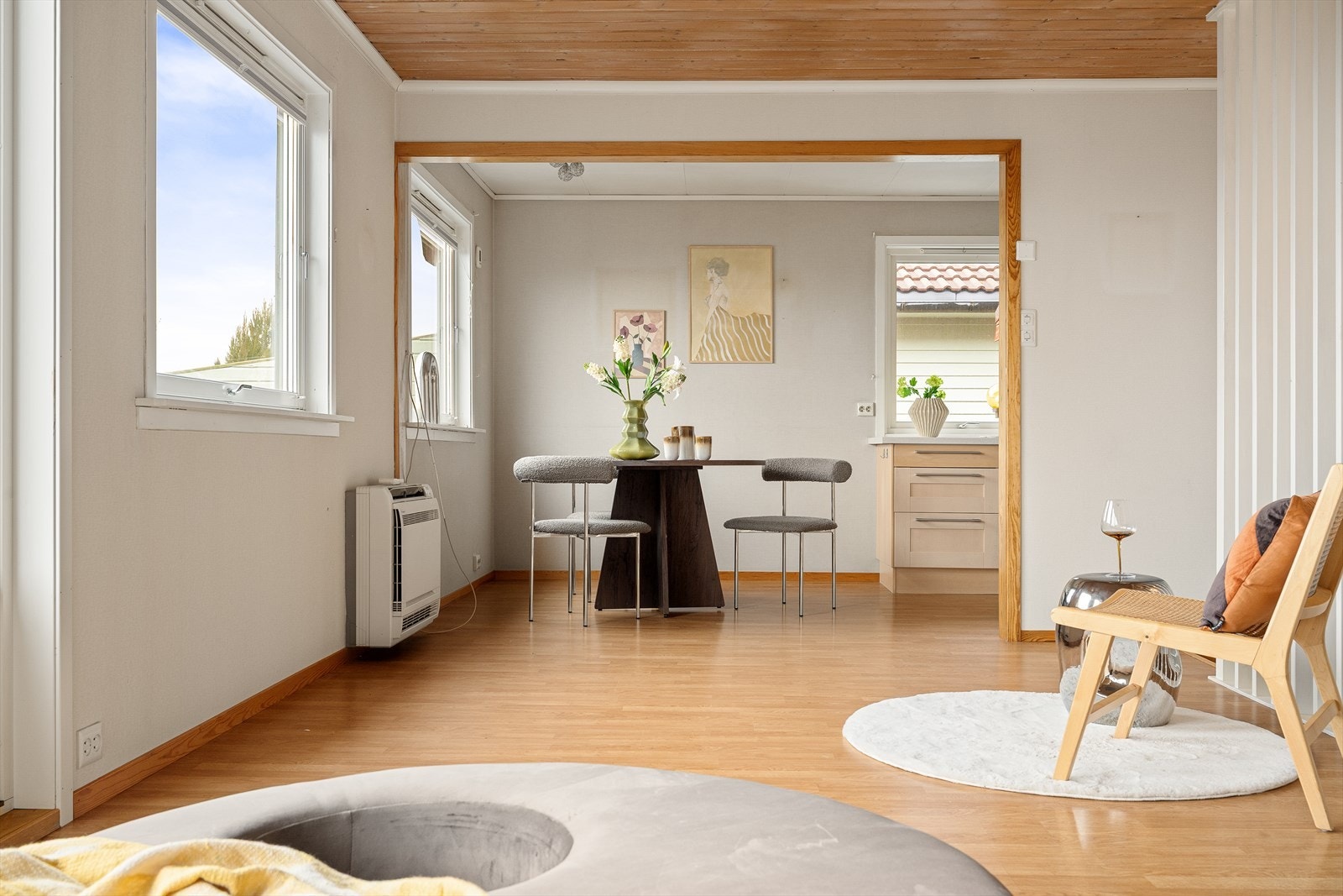 Peis og varmepumpe i stue/kjøkken Galleribilde