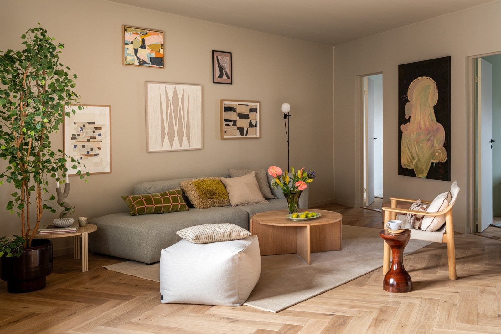 I stuen er det god plass til stor sofagrupppe med salongbord. Galleribilde