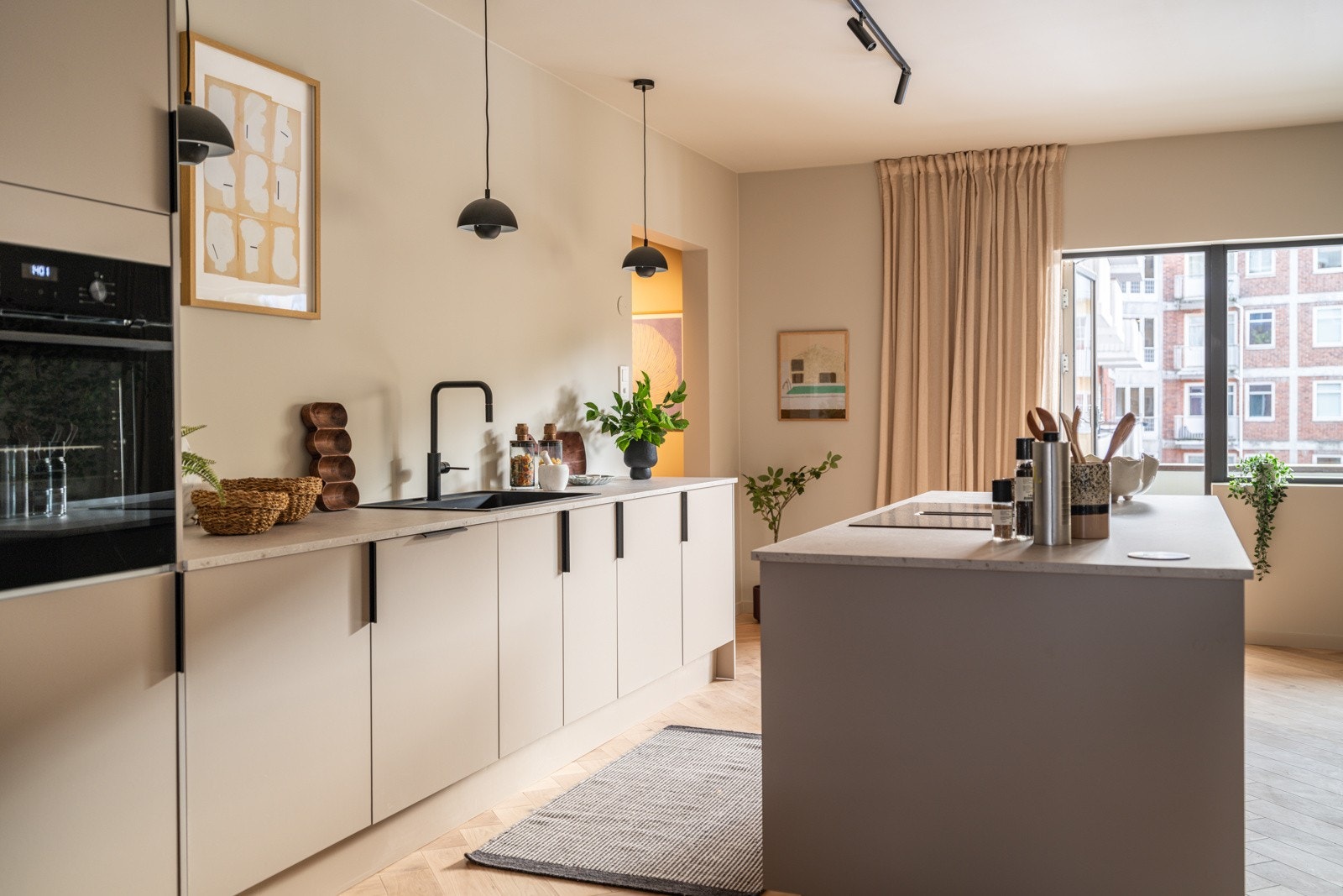 Innredningen har glatte fronter i en fin varm farge og en flott laminert benkeplate. Galleribilde